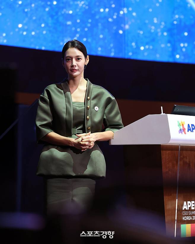 ‘APEC CEO 서밋 코리아 2025’ 행사를 진행하고 있는 방송인 안현모. 에스팀 제공