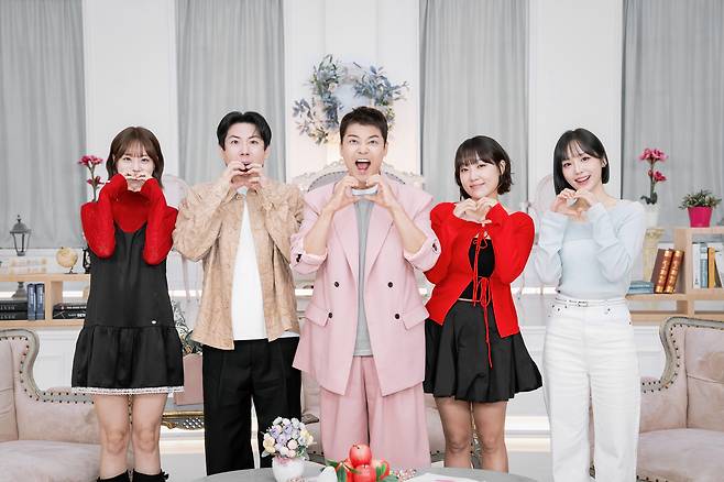 (왼쪽부터) 허영지, 양세찬, 전현무, 이은지, 윤태진. SBS Plus 제공