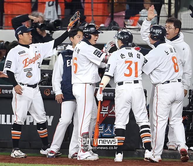 ▲ 득점에 기뻐하는 한화 선수들. ⓒ곽혜미 기자
