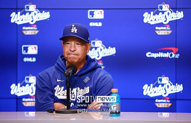 ▲ 데이브 로버츠 LA 다저스 감독이 월드시리즈 경기에서 공식 기자회견에 임하고 있다.