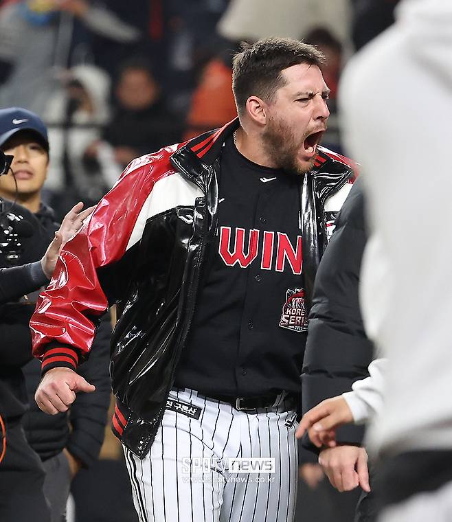 ▲ LG 오스틴 딘은 한국시리즈 4차전까지 15타수 무안타에 그치고 있었다. 4차전 9회 마지막 타석에서는 빗맞은 타구로 타점을 올리며 마음의 짐을 덜었다. ⓒ곽혜미 기자