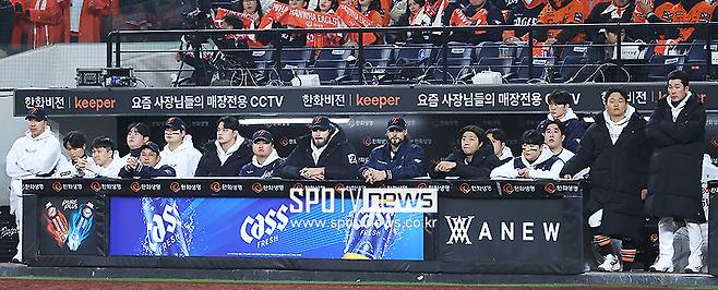 ▲ 한화 이글스 선수들이 31일 대전 한화생명볼파크에서 열린 LG 트윈스와의 한국시리즈 5차전에서 경기를 지켜보고 있다. ⓒ곽혜미 기자