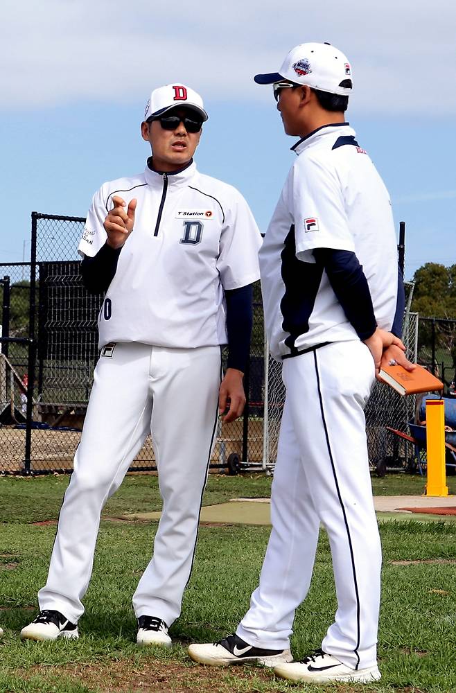 과거 두산 베어스 코치로 한솥밥을 먹었던 김원형 현 두산 감독(왼쪽·당시 1군 투수코치)과 정재훈(오른쪽) 당시 1군 불펜 코치. /사진=두산 베어스 제공