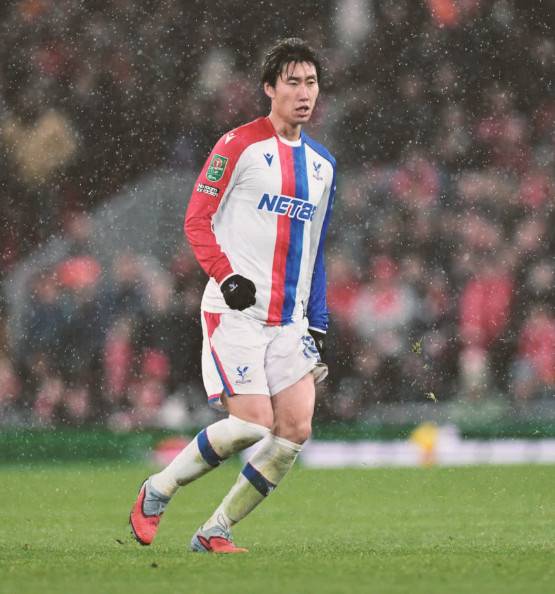 카마다 다이치가 30일(한국시간) 영국 리버풀의 안필드에서 열린 크리스탈 팰리스 대 리버풀의 '2025~2026시즌 잉글랜드 풋볼리그컵(EFL컵)' 4라운드(16강)에서 경기에 집중하고 있다. /사진=크리스탈 팰리스 공식 SNS 갈무리