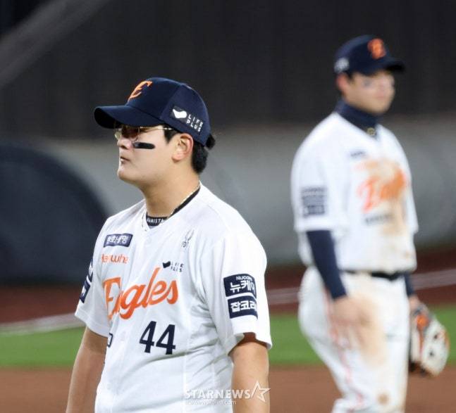 한화 김서현(왼쪽)이 30일 대전 한화생명 볼파크에서 열린 2025 KBO 포스트시즌 한국시리즈 4차전 9회초 실점한 뒤 허탈해 하고 있다. /사진=강영조 선임기자