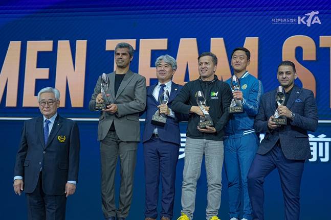 시상데에 오른 도기식(오른쪽 4번째) 한국 선수단장.  /사진=대한테권도협회