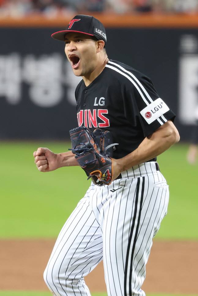 LG 치리노스가 30일 한국시리즈 4차전에서 아웃카운트를 잡아내고 기뻐하고 있다. /사진=LG 트윈스 제공