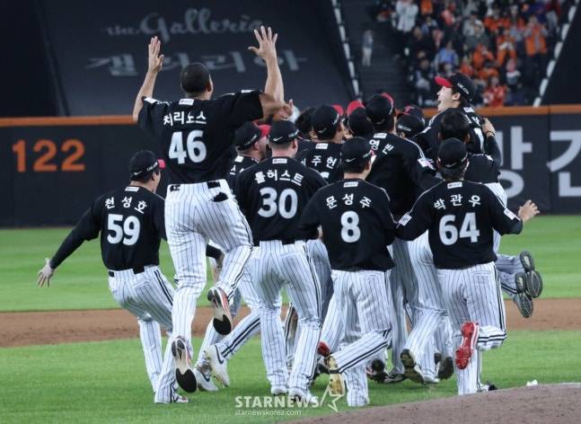 LG가 31일 한화와 한국시리즈 5차전에서 승리를 확정짓고 함께 마운드로 뛰어나가 기쁨을 나누고 있다. /사진=김진경 대기자