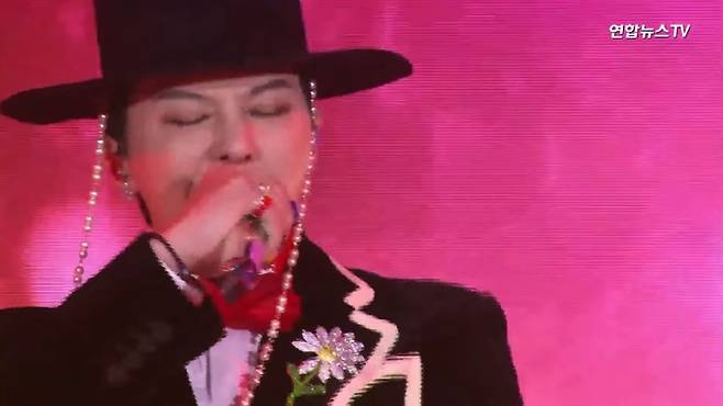 ‘APEC 정상회의 환영 만찬’에서 공연하는 지드래곤. 사진|유튜브 채널 ‘연합뉴스TV’ 영상 캡처