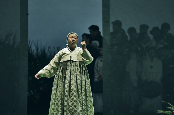 오페라 <화전가>의 산 자와 죽은 자의 경계에서 일상과 집안을 건사하는 김씨로 분한 이아경 메조소프라노의 단단한 몸짓. 국립오페라단 제공