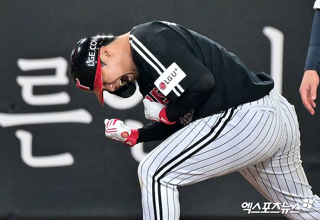 30일 오후 대전 한화생명 볼파크에서 열린 '2025 신한 SOL Bank KBO 한국시리즈' LG 트윈스와 한화 이글스의 4차전 경기, 9회초 2사 1루 LG 문보경이 2루타를 날린 후 3루까지 진루에 성공하며 기뻐하고 있다. 대전, 김한준 기자