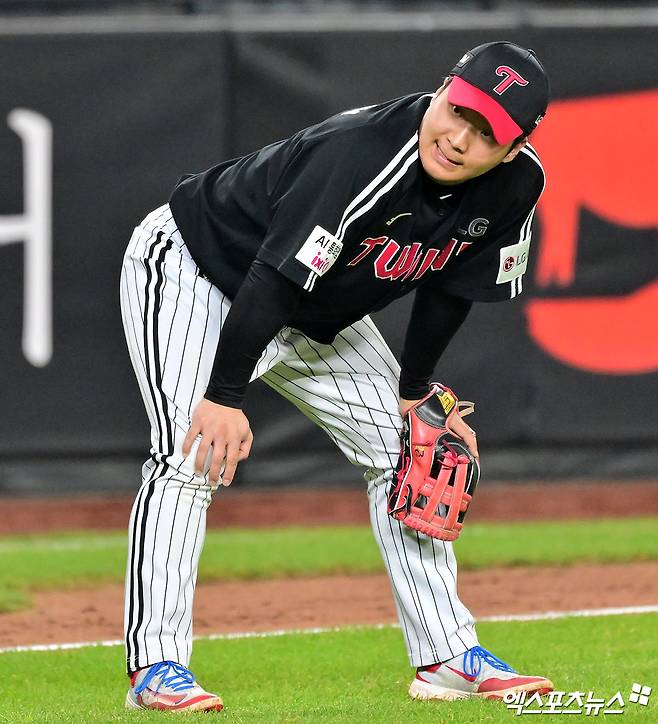 30일 오후 대전 한화생명 볼파크에서 열린 '2025 신한 SOL Bank KBO 한국시리즈' LG 트윈스와 한화 이글스의 4차전 경기, 7회말 1사 1루 LG 문보경이 한화 손아섭의 내야땅볼때 송구실책을 하고 있다. 대전, 김한준 기자
