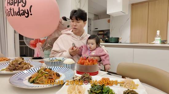 생일상을 받은 박수홍. 사진=유튜브 채널 '박수홍 행복해다홍'