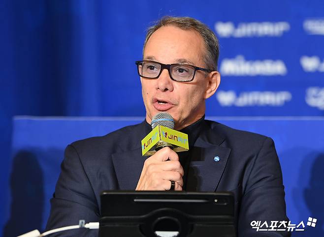 15일 오후 서울 강남구 호텔리베라 청담에서 열린 2025~2026 V-리그 남자부 미디어데이, 우리카드 마우리시오 파에스 감독이 인사를 하고 있다. 엑스포츠뉴스 DB