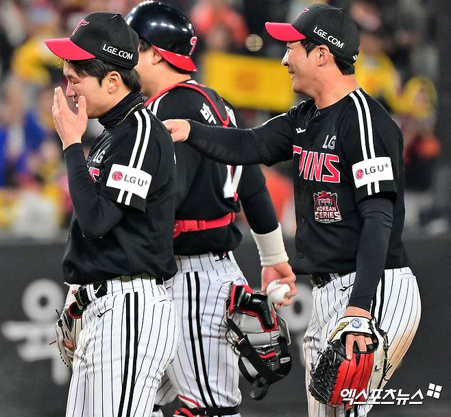 30일 오후 대전 한화생명 볼파크에서 열린 '2025 신한 SOL Bank KBO 한국시리즈' LG 트윈스와 한화 이글스의 4차전 경기, 9회에만 6점을 뽑아낸 LG가 한화에 7:4 역전승을 거두며 통합우승에 단 1승만을 남겨뒀다.  이날 경기에서 승리한 LG 박해민이 눈물을 흘리고 있다. 대전, 김한준 기자