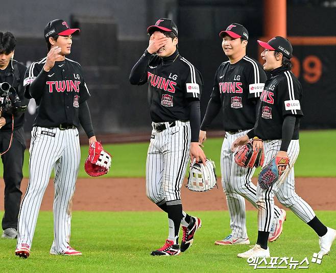 30일 오후 대전 한화생명 볼파크에서 열린 '2025 신한 SOL Bank KBO 한국시리즈' LG 트윈스와 한화 이글스의 4차전 경기, 9회에만 6점을 뽑아낸 LG가 한화에 7:4 역전승을 거두며 통합우승에 단 1승만을 남겨뒀다.  이날 경기에서 승리한 LG 박해민이 눈물을 흘리고 있다. 대전, 김한준 기자