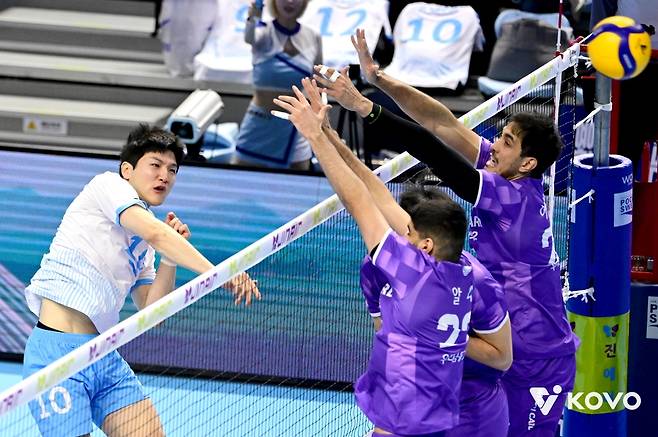 31일 오후 인천 계양체육관에서 열린 '진에어 2025-2026 V-리그' 남자부 1라운드 대한항공과 우리카드의 경기, 대한항공 정지석이 공격을 시도하고 있다. KOVO