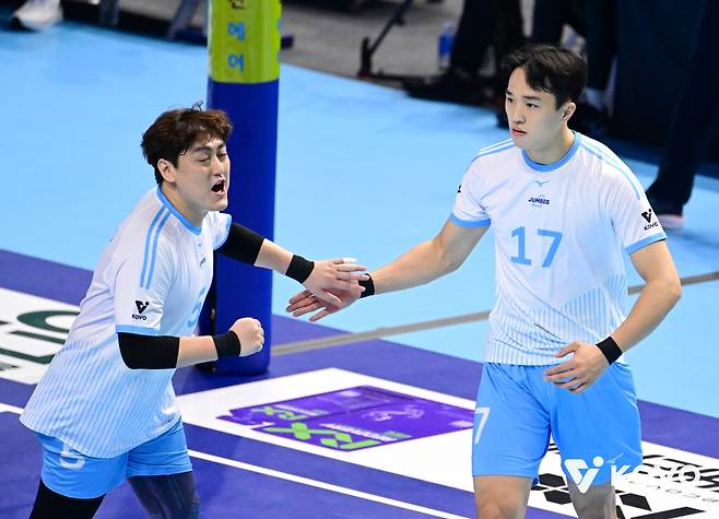 31일 오후 인천 계양체육관에서 열린 '진에어 2025-2026 V-리그' 남자부 1라운드 대한항공과 우리카드의 경기, 대한항공 유광우(왼쪽)와 임동혁(오른쪽)이 동료들과 기쁨을 나누고 있다. KOVO