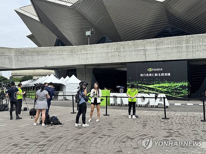 '젠슨 황 기조연설을 이곳에서' (타이베이=연합뉴스) 강태우 기자 = 19일 젠슨 황 엔비디아 최고경영자(CEO) 기조연설이 열리는 타이베이 뮤직센터 현장. 2025.5.19 burning@yna.co.kr
