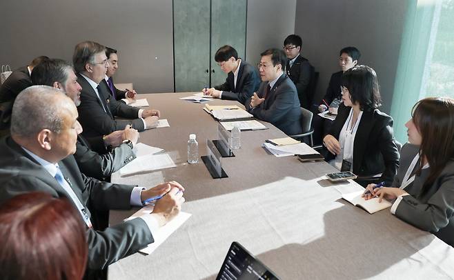 여한구 통상교섭본부장, 멕시코 경제부 장관 면담 (경주=연합뉴스) 31일 아시아태평양경제협력체(APEC) 정상회의가 열리고 있는 경주의 소노캄호텔에서 여한구 산업통상부 통상교섭본부장이 마르셀로 에브라르드 멕시코 경제부 장관과 면담하고 대미(對美) 통상 현안과 현지 진출 기업 애로 등을 논의하고 있다. [산업통상부 제공. 재판매 및 DB 금지]