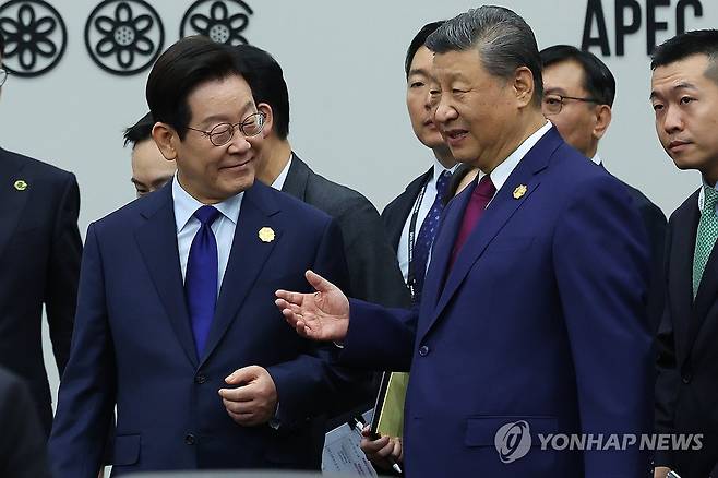 APEC 세션1 이재명 대통령 시진핑 주석 대화 (경주=연합뉴스) 특별취재단 = 이재명 대통령이 31일 경주화백컨벤션센터(HICO)에서 열린 2025 아시아태평양경제협력체(APEC) 정상회의 제1세션에서 시진핑 중국 국가주석과 대화하고 있다.  2025.10.31 photo@yna.co.kr