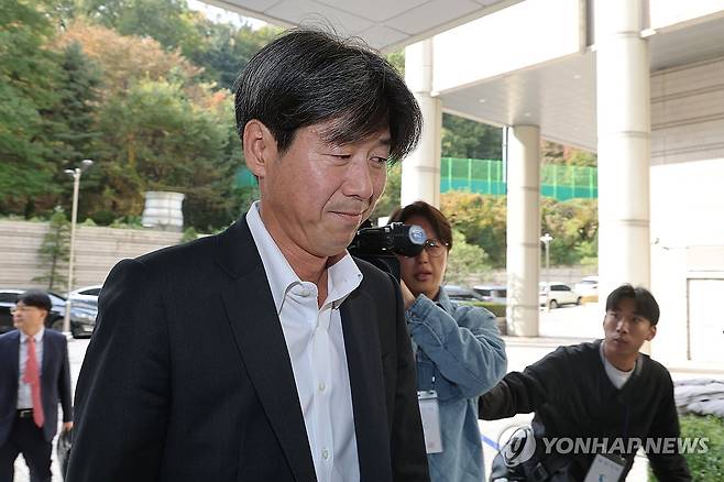 선고공판 출석하는 남욱 변호사 (서울=연합뉴스) 최재구 기자 = 대장동 개발 비리 의혹으로 재판에 넘겨진 남욱 변호사가 31일 서울 서초구 중앙지법에서 열린 1심 선고공판에 출석하고 있다. 2025.10.31 [공동취재] jjaeck9@yna.co.kr