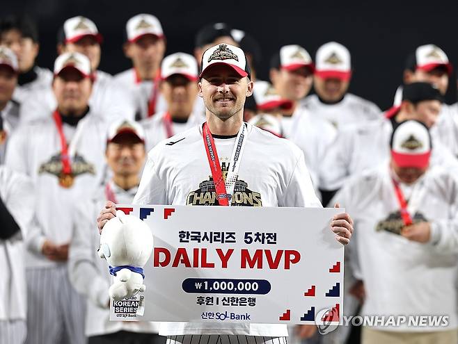 5차전 MVP는 LG 톨허스트 (대전=연합뉴스) 서대연 기자 = LG 트윈스 톨허스트가 31일 대전한화생명볼파크에서 열린 2025 프로야구 KBO리그 포스트시즌 한국시리즈 한화 이글스와의 5차전에서 승리하며 통합 우승을 차지한 뒤 MVP 기념촬영을 하고 있다. 2025.10.31 dwise@yna.co.kr