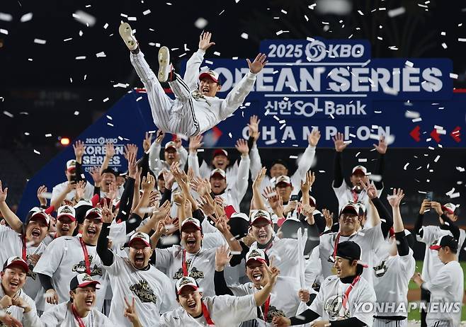 LG 트윈스, 또다시 날아오르다 (대전=연합뉴스) 서대연 기자 = 31일 대전한화생명볼파크에서 열린 2025 프로야구 KBO리그 포스트시즌 한국시리즈 시상식에서 통합 우승을 차지한 LG 트윈스 선수들이 염경엽 감독을 헹가래 치며 기뻐하고 있다. 2025.10.31 dwise@yna.co.kr