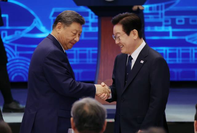 이재명 대통령이 시진핑 중국 국가주석이 1일 경북 경주 소노캄에서 열린 국빈만찬에서 악수하고 있다. 연합뉴스