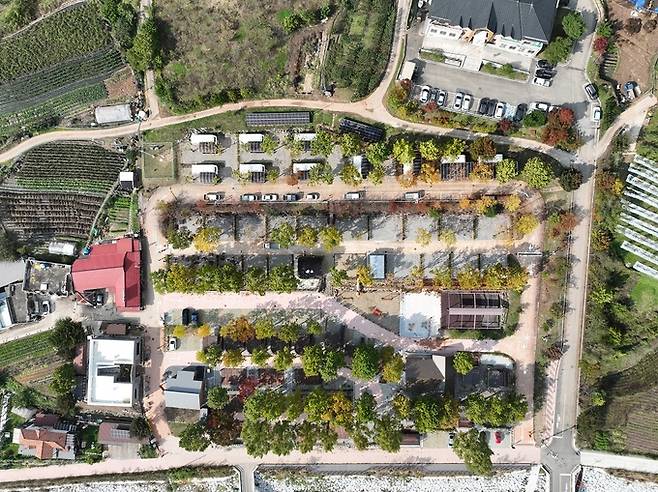 ▲ 주왕산국립공원의 상의야영장이 새롭게 단장해 1일 문을 열었다. 휴가지에서 업무를 볼수 있도록 워케이션룸을 배치하는 등 편의 시설을 대폭 늘렸다.