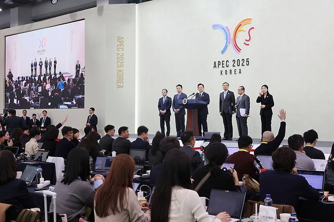 ▲ 이재명 대통령이 1일 오후 경북 경주 국제미디어센터(IMC)에서 아시아태평양경제협력체(APEC)정상회의 기자회견을 연 가운데 취재진의 질문을 받고 있다.김영환 기자 yhk@kyongbuk.com