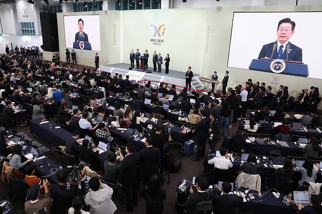 ▲ 이재명 대통령이 1일 경주화백컨벤션센터(HICO)에서 2025 아시아태평양경제협력체(APEC) 정상회의를 마치고 기자회견을 하고 있다. 연합뉴스