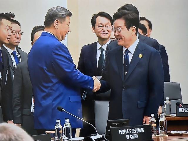 이재명 대통령(오른쪽)과 시진핑 주석이 1일 정상회의 마지막날 회의장에서 착석하기 전에 인사하고 있다. 강시일 기자