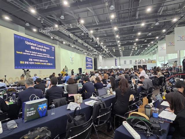 경주화백컨벤션센터와 연접해 마련된 국제미디어센터에 기자들이 마지막 인터뷰를 기다리고 있다. 강시일 기자
