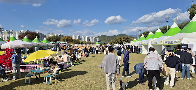 1일 오전 대구 북구 산격야영장 일대서 열린 2025 멍멍 페스티벌을 찾은 시민들이 부스를 둘러보고 있다. 조윤화 기자