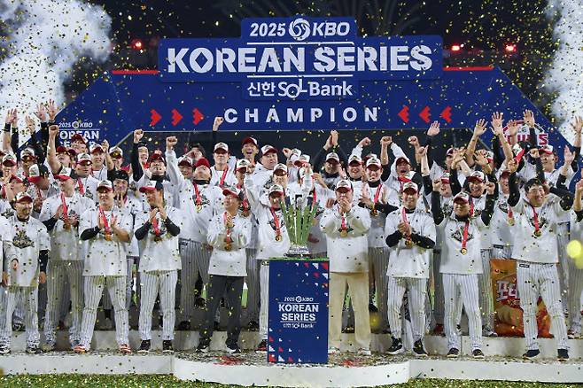 31일 대전한화생명볼파크에서 열린 2025 프로야구 KBO리그 포스트시즌 한국시리즈 시상식에서 통합 우승을 차지한 LG 트윈스 선수들이 기념촬영을 하고 있다. 사진=연합뉴스