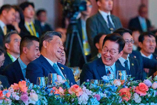 이재명 대통령과 시진핑 중국 국가주석이 지난 10월 31일 경북 경주시 라한셀렉트호텔에서 열린 2025 아시아태평양경제협력체(APEC) 정상회의 환영 만찬에서 대화를 나누고 있다. (사진=대통령실)