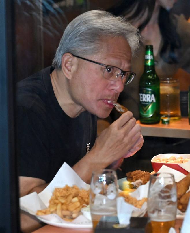 젠슨 황 엔비디아 최고경영자가 지난달 30일 서울 삼성동 한 치킨집에서 진행된 이재용 삼성전자 회장, 정의선 현대차그룹 회장과 치맥 회동을 하고 있다.(사진=연합뉴스)