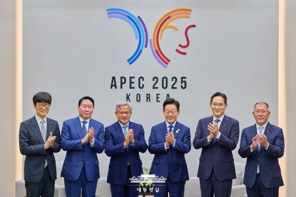 이해진 네이버 의장, 최태원 SK 회장, 젠슨황 엔디비아 CEO, 이재명 대통령, 이재용 삼성회장, 정의선 현대자동차그룹 회장(왼쪽부터). 사진=대통령실