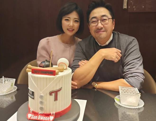 부비동암 투병 중 별세한 고 백성문 변호사(오른쪽)와 아내 김선영 아나운서. 결혼 4주년 기념일 전 날인 2023년 11월 22일에 찍었다. 사진= 고 백성문 변호사 SNS