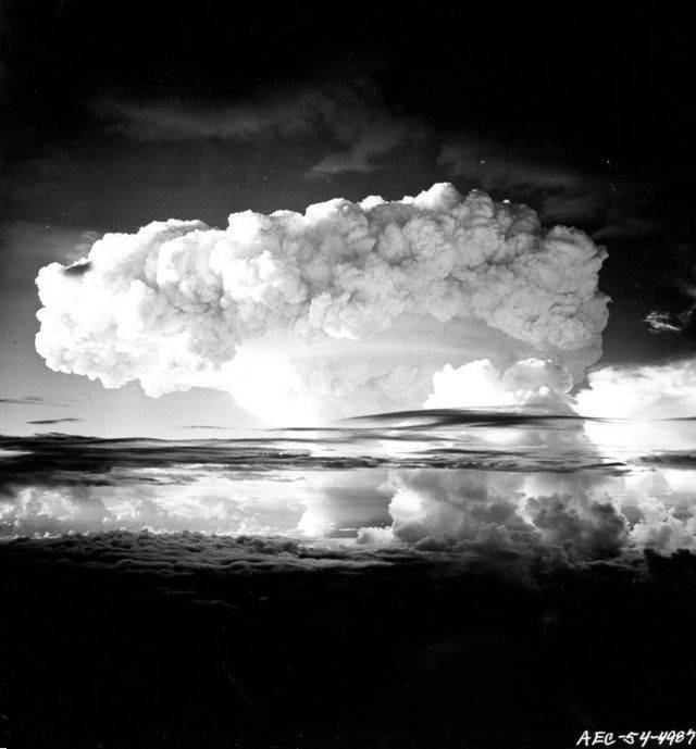 미국의 에니웨톡섬 수소폭탄 실험. (출처: US Atomic Energy Commission, Public domain, via Wikimedia Commons)