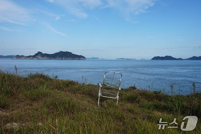 '목걷재'에서 바라 본 풍경. 왼쪽의 섬이 특정도서로 관리되고 있는 백야도이다. 2025.10.31/뉴스1 ⓒ News1 조영석 기자