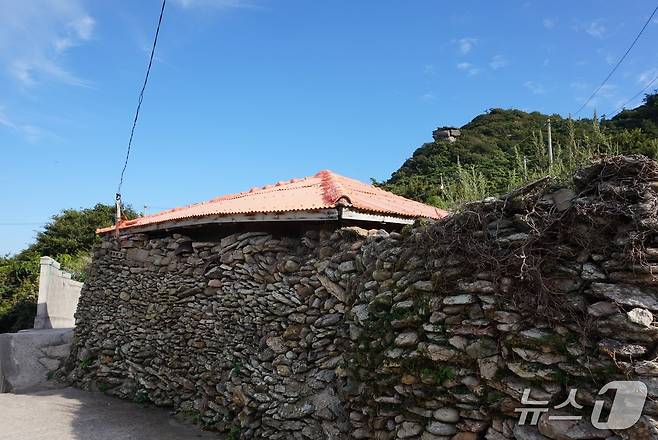 내병도 돌담. 거센 바람을 막기 위해 돌담이 처마 끝에 닿았다. 2025.10.31/뉴스1 ⓒ News1 조영석 기자