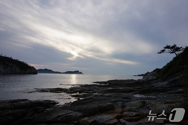 일몰 무렵의 내병도 해안. 바다 건너편으로 외병도가 보인다. 2025.10.31/뉴스1 ⓒ News1 조영석 기자