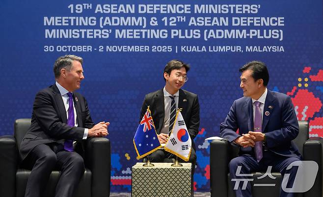 안규백 국방부장관이 1일 말레이시아 쿠알라룸푸르에서 열린 제12차 아세안 확대 국방장관회의에 참석해 리차드 말즈 호주 부총리 겸 국방장관과 회담을 하고 있다.(국방부 제공. 재판매 및 DB 금지) 2025.11.1/뉴스1