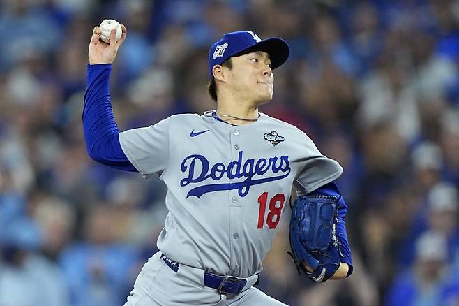 LA 다저스 야마모토가 1일(한국시간) 캐나다 온타리오주 토론토 로저스 센터에서 열린 2025 메이저리그(ML) 월드시리즈(WS) 6차전 토론토와 경기에 선발 등판해 역투하고 있다. 사진 | 토론토=Imagn Images 연합뉴스