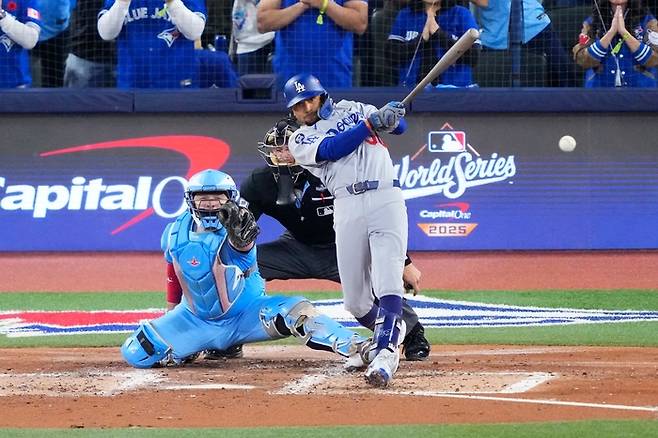 LA 다저스 무키 베츠가 1일(한국시간) 캐나다 온타리아주 토론토 로저스 센터에서 열린 2025 메이저리그(ML) 월드시리즈(WS) 6차전 토론토와 경기에서 3회초 2타점 적시타를 때리고 있다. 사진 | 토론토=AFP연합뉴스