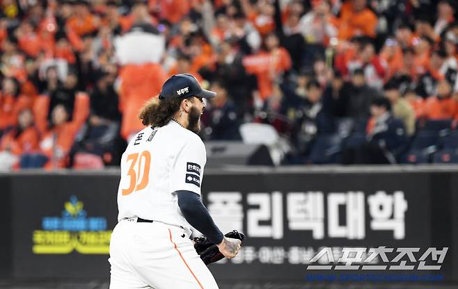 29일 대전 한화생명볼파크에서 열린 한국시리즈 3차전 한화 이글스와 LG 트윈스의 경기. 6회초 2사 1,2루 LG 문보경을 삼진 처리한 한화 선발 폰세가 포효하고 있다. 대전=박재만 기자 pjm@sportschosun.com/2025.10.29/