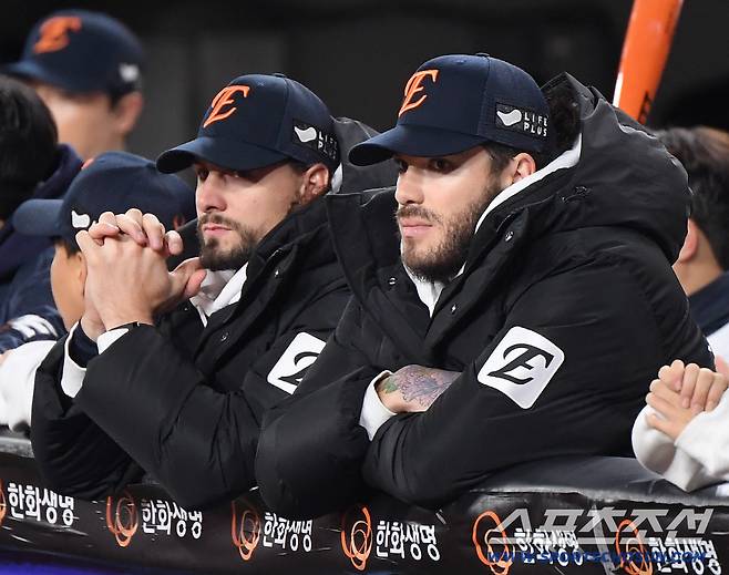 31일 대전 한화생명볼파크에서 열린 LG와 한화의 한국시리즈 5차전. 와이스와 폰세가 경기를 지켜보고 있다. 대전=정재근 기자 cjg@sportschosun.com/2025.10.31/