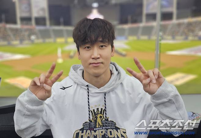 LG 구본혁이 1일 우승 팬 행사전 인터뷰를 하고 있다. 잠실=권인하 기자